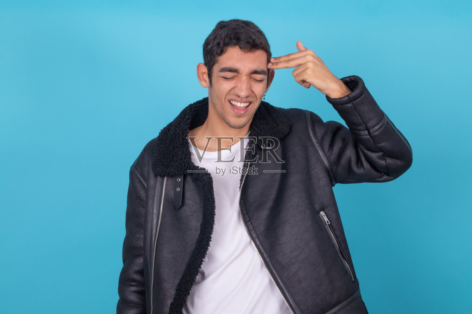 年轻表现型男性模特孤立于色彩背景照片摄影图片