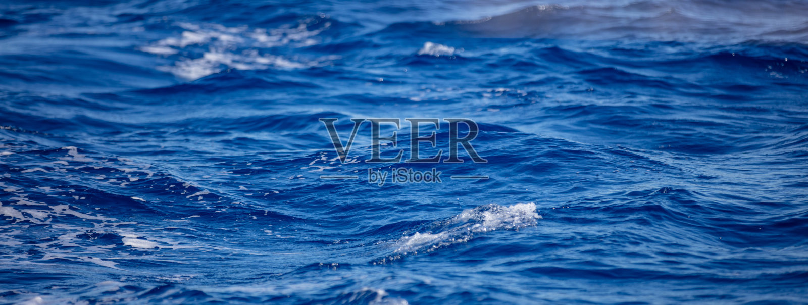 深蓝色的海面。波纹海水背景纹理，照片摄影图片