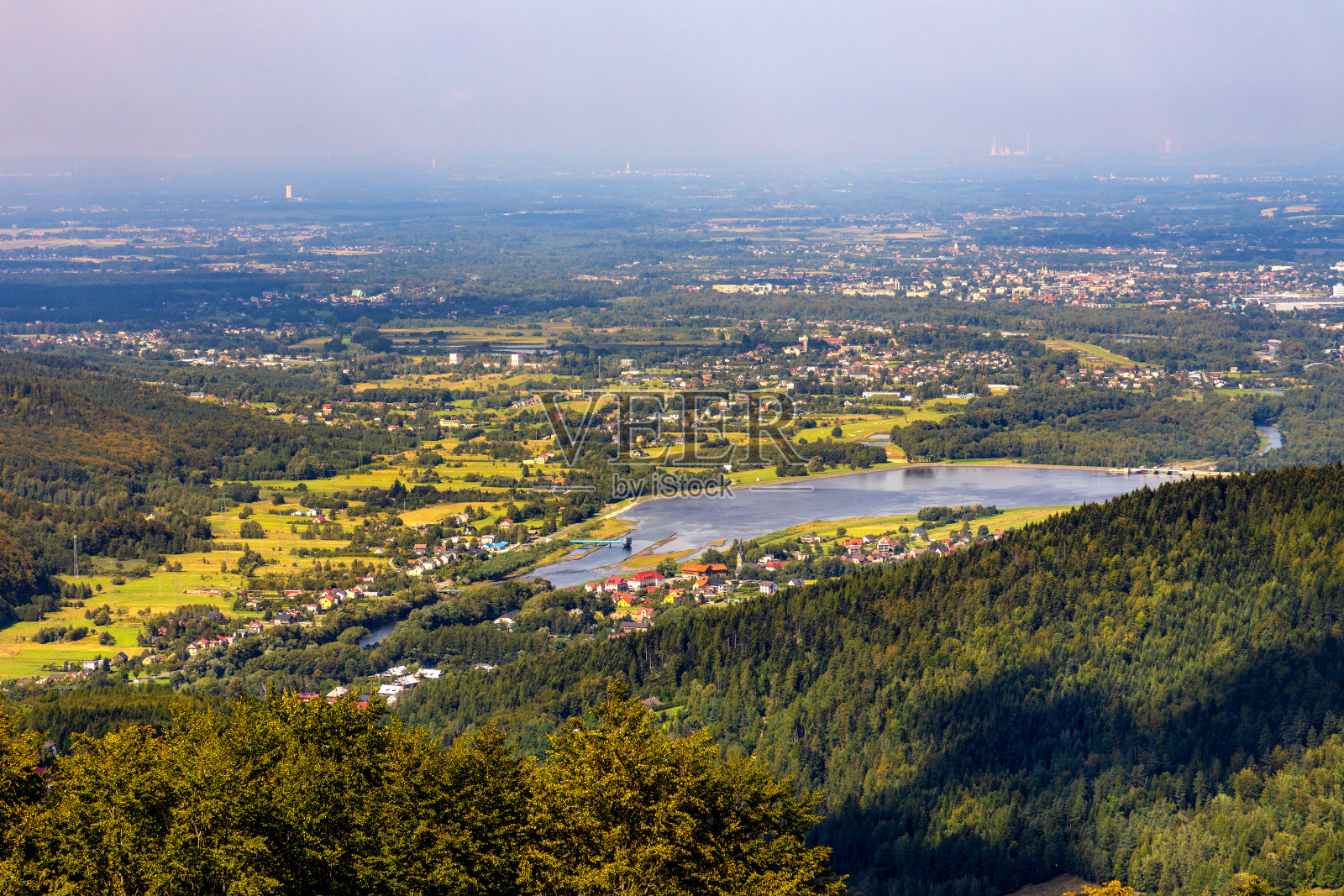 位于波兰西里西亚地区，环绕着Miedzybrodzkie湖和Porabka镇的Beskidy山脉照片摄影图片
