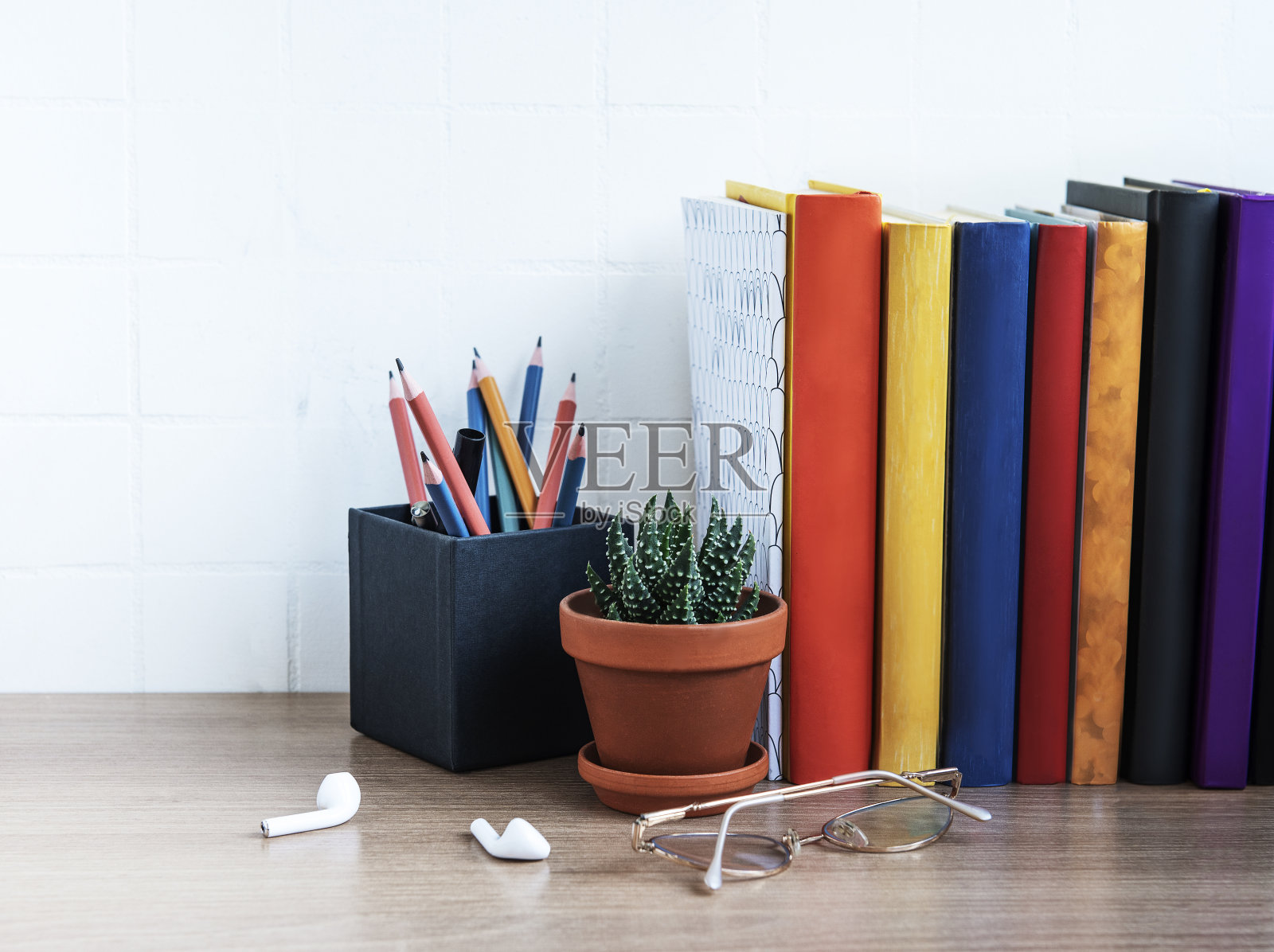 桌上有一堆书。照片摄影图片