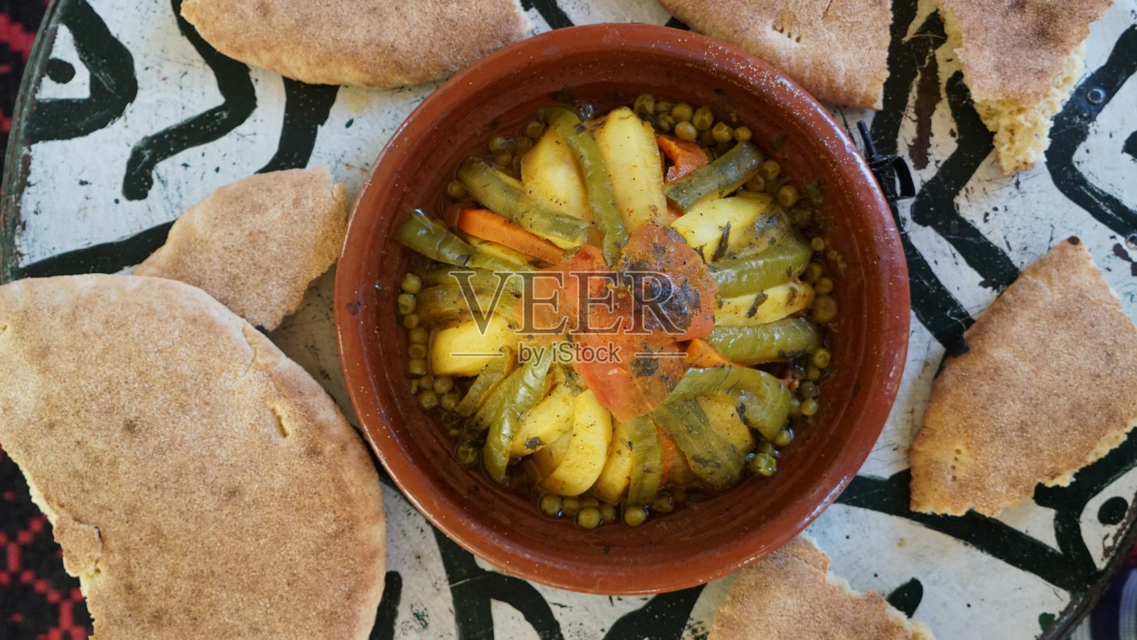 特写鸡肉和蔬菜煮在著名的摩洛哥塔津，摩洛哥照片摄影图片