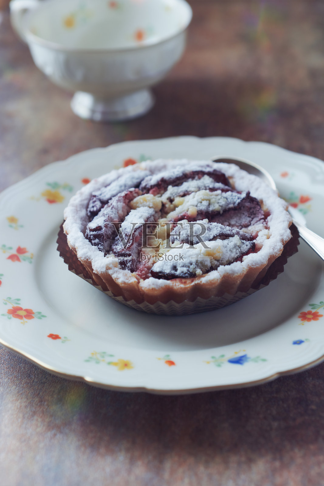 梅子派在质朴的石头背景上。关闭了。照片摄影图片