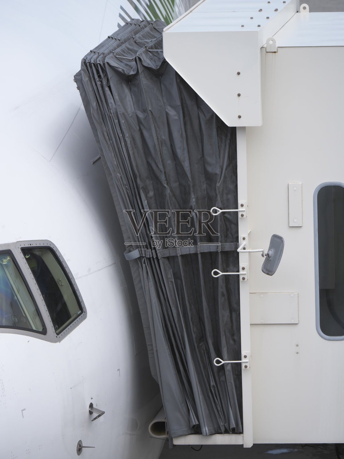 机场登机桥的折叠顶篷照片摄影图片