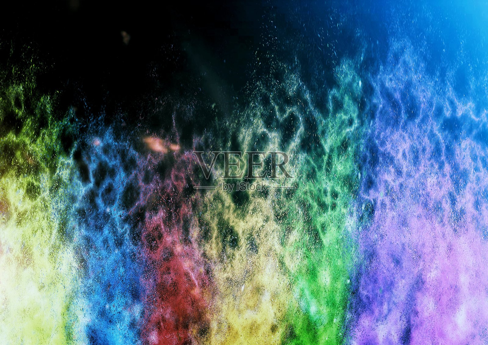 彩虹色烟雾和黑色背景照片摄影图片