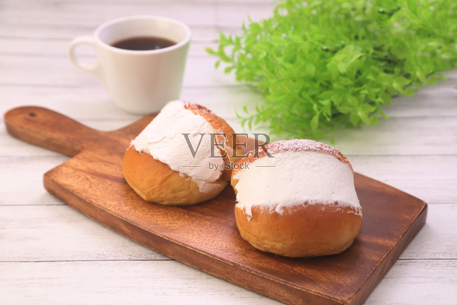 意大利罗马传统的“Maritozzo”面包。照片摄影图片