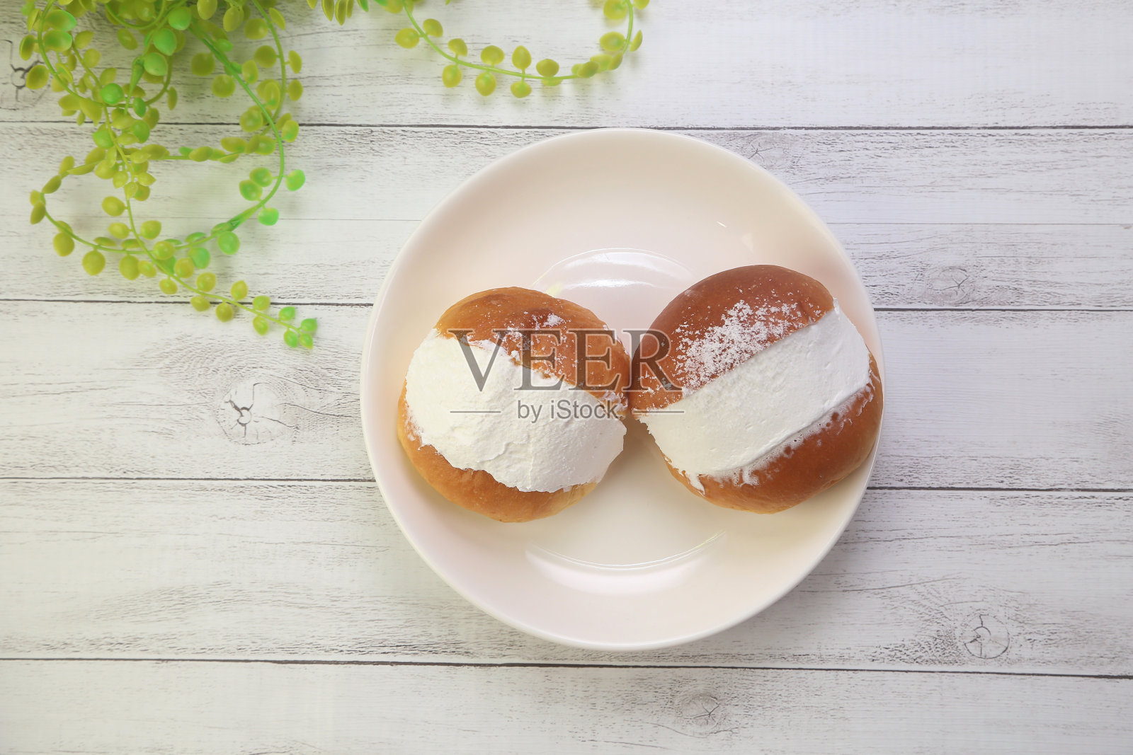 意大利罗马传统的“Maritozzo”面包。照片摄影图片