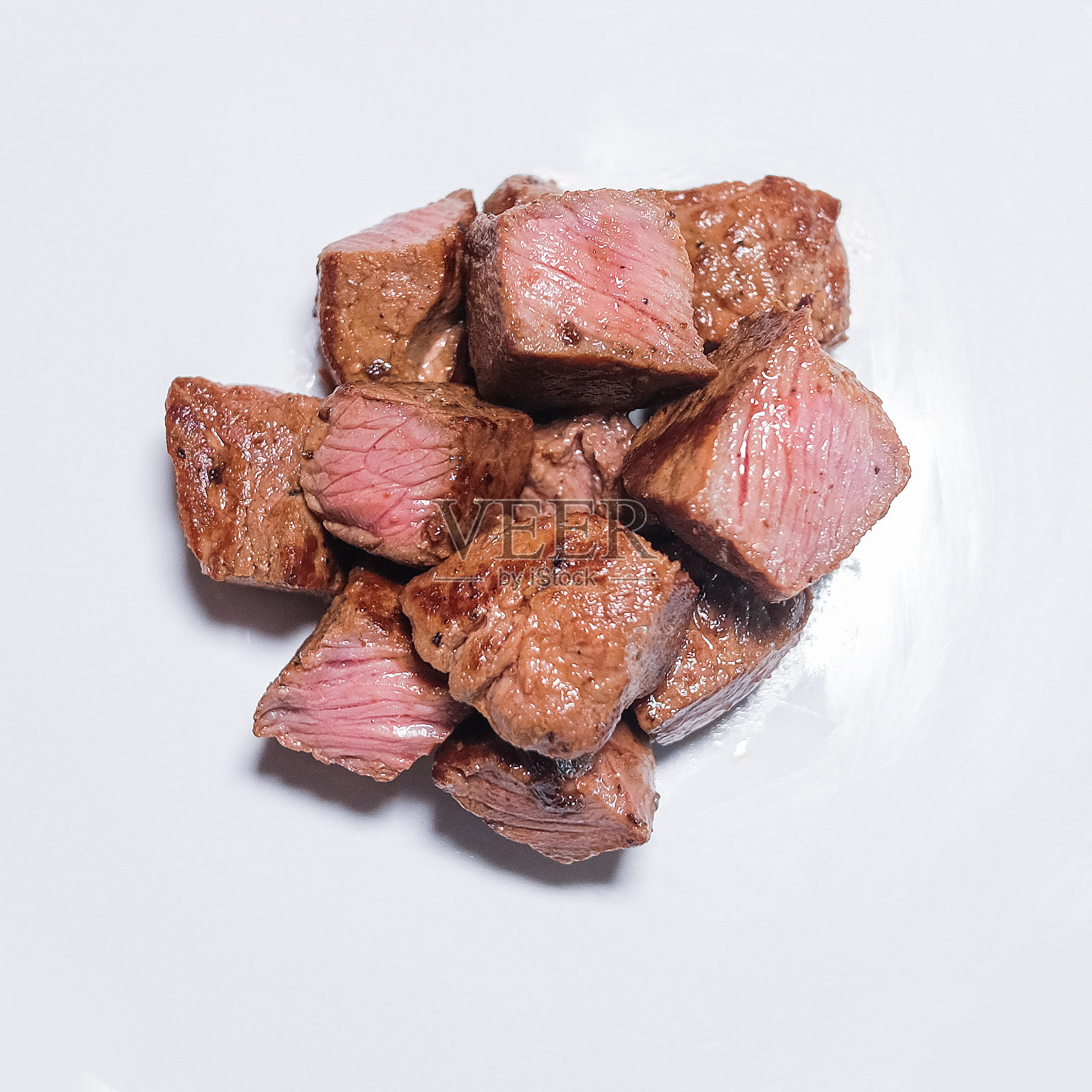 烤熟并切成薄片的扁平铁牛排。大理石花纹牛肉肉。白色背景。俯视图照片摄影图片