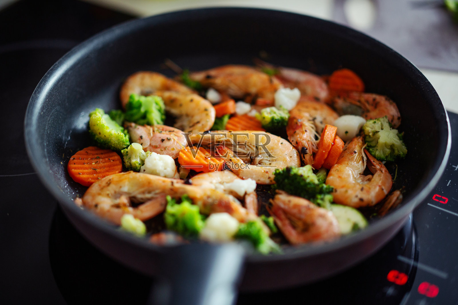用平底锅煮蔬菜和虾照片摄影图片