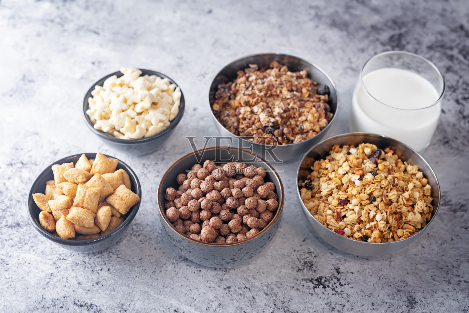 早餐干麦片加牛奶照片摄影图片