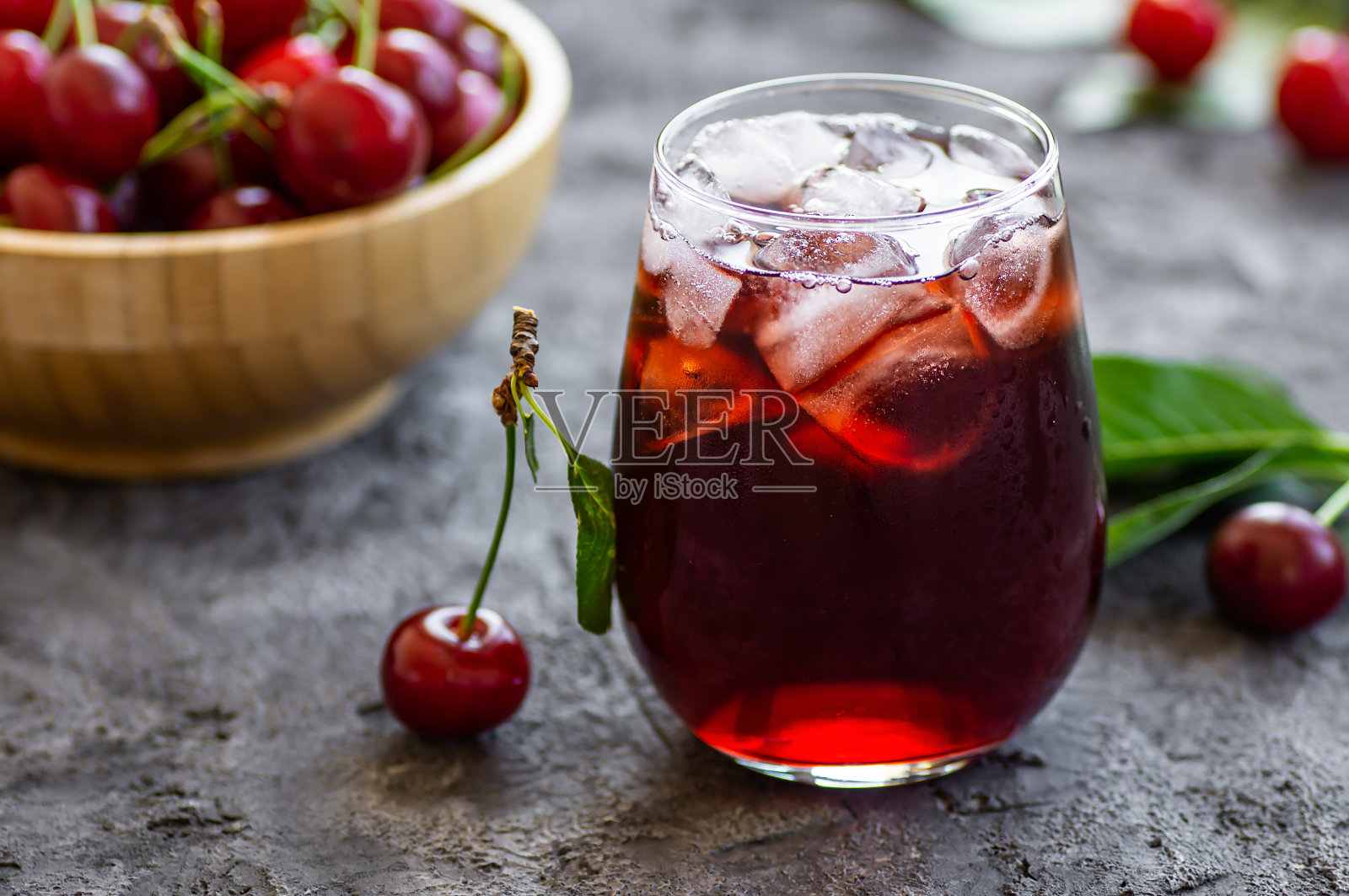 一杯酸樱桃汁配新鲜的红樱桃，夏日果汁照片摄影图片