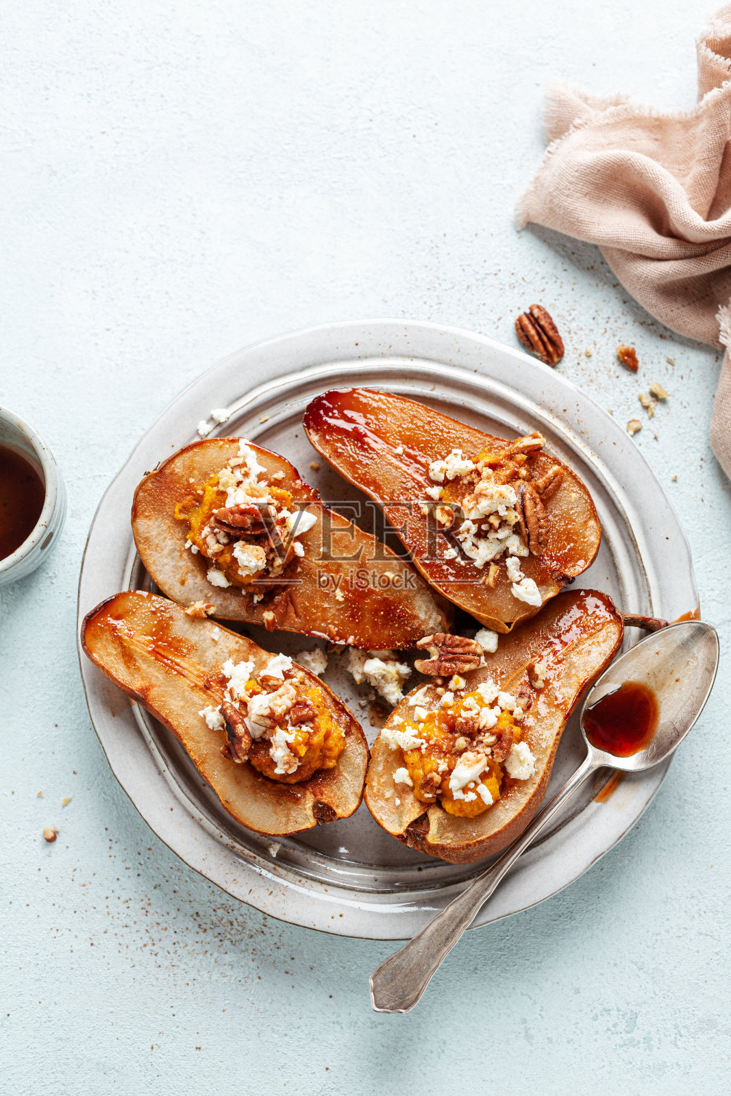 烤梨配奶酪和坚果照片摄影图片