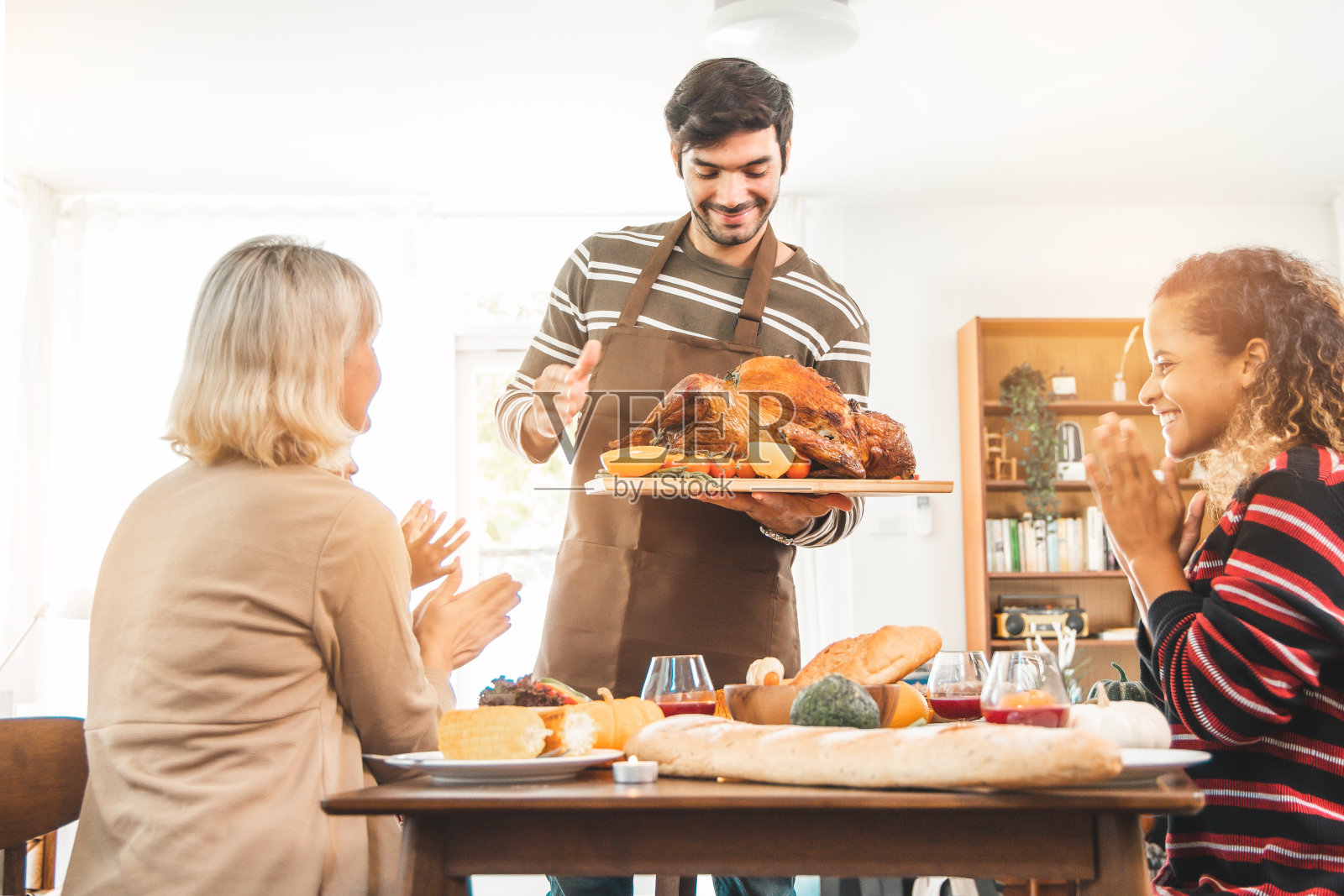 圣诞快乐，节日快乐。父亲、母亲和女儿装饰圣诞树。圣诞节前的早晨。快乐微笑的小女孩。照片摄影图片