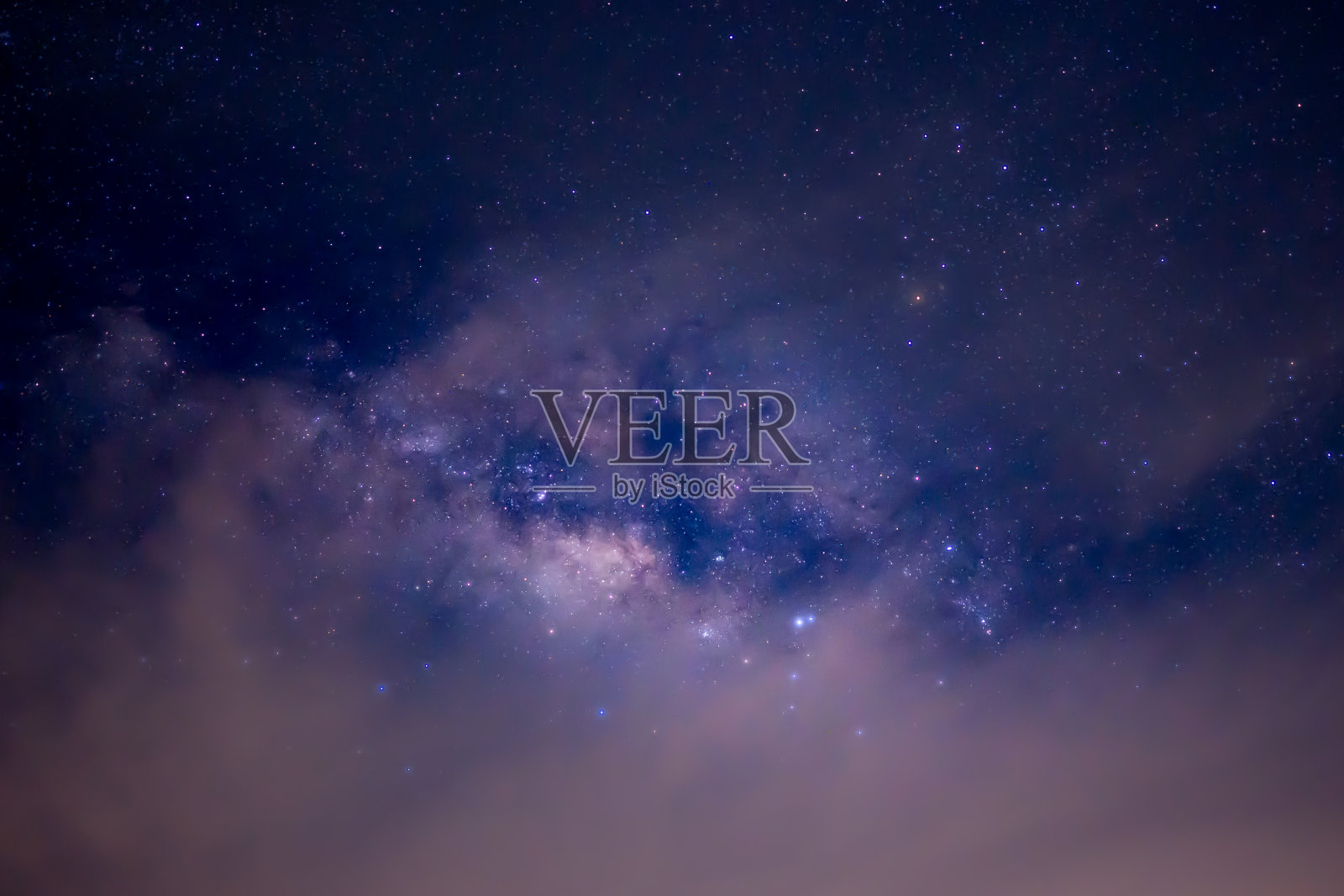 夜空背景中的银河系照片摄影图片