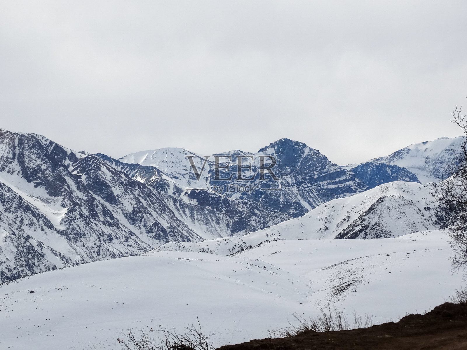 以安第斯山脉为背景的雪景照片摄影图片