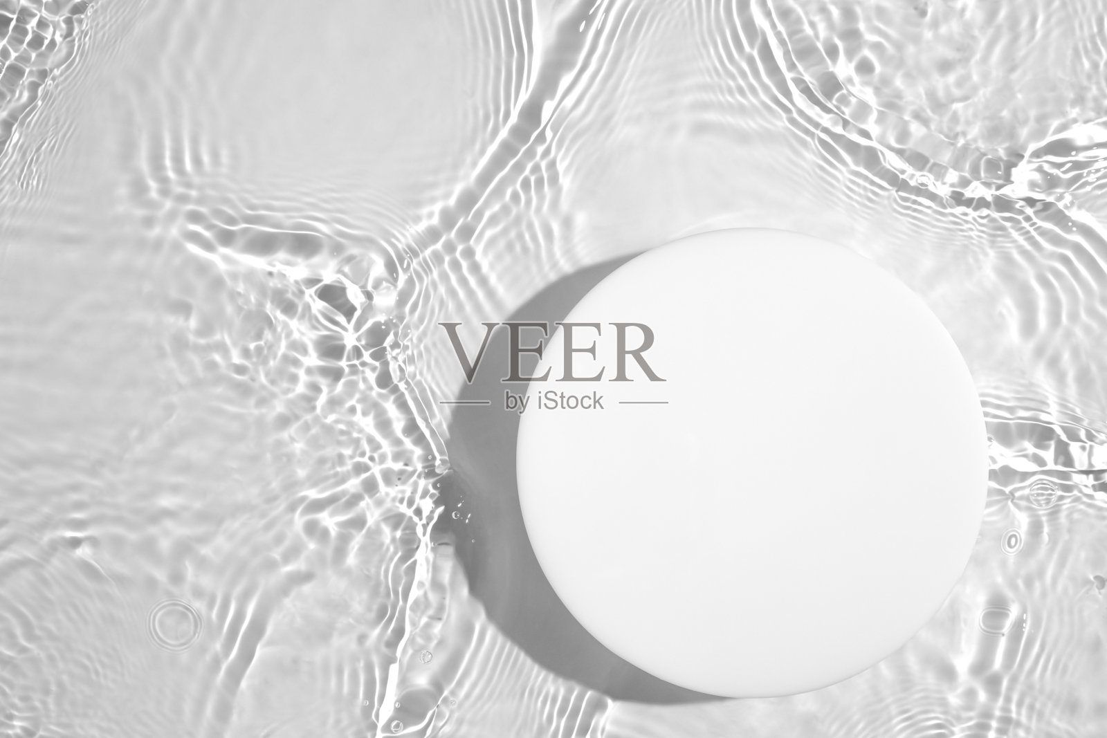 空白的白色圆形讲台上透明清澈的水背景与复制空间照片摄影图片