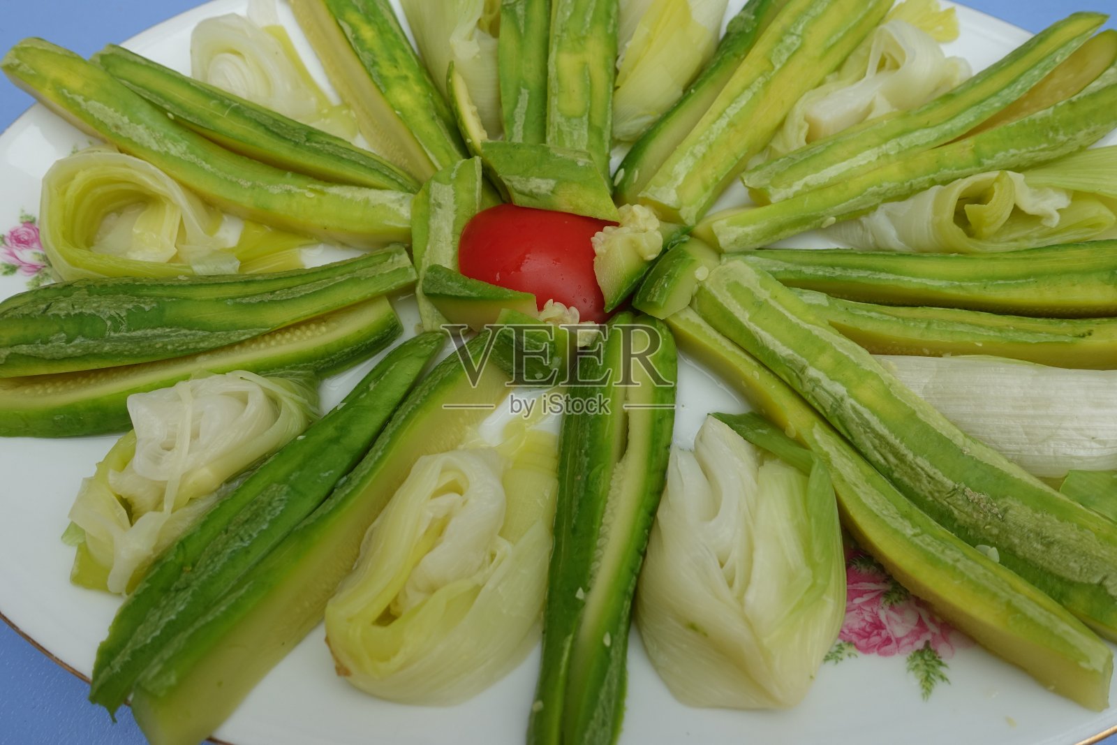 西葫芦和韭菜在水里煮在一个展示菜为蒜泥蛋黄酱素食自助餐照片摄影图片