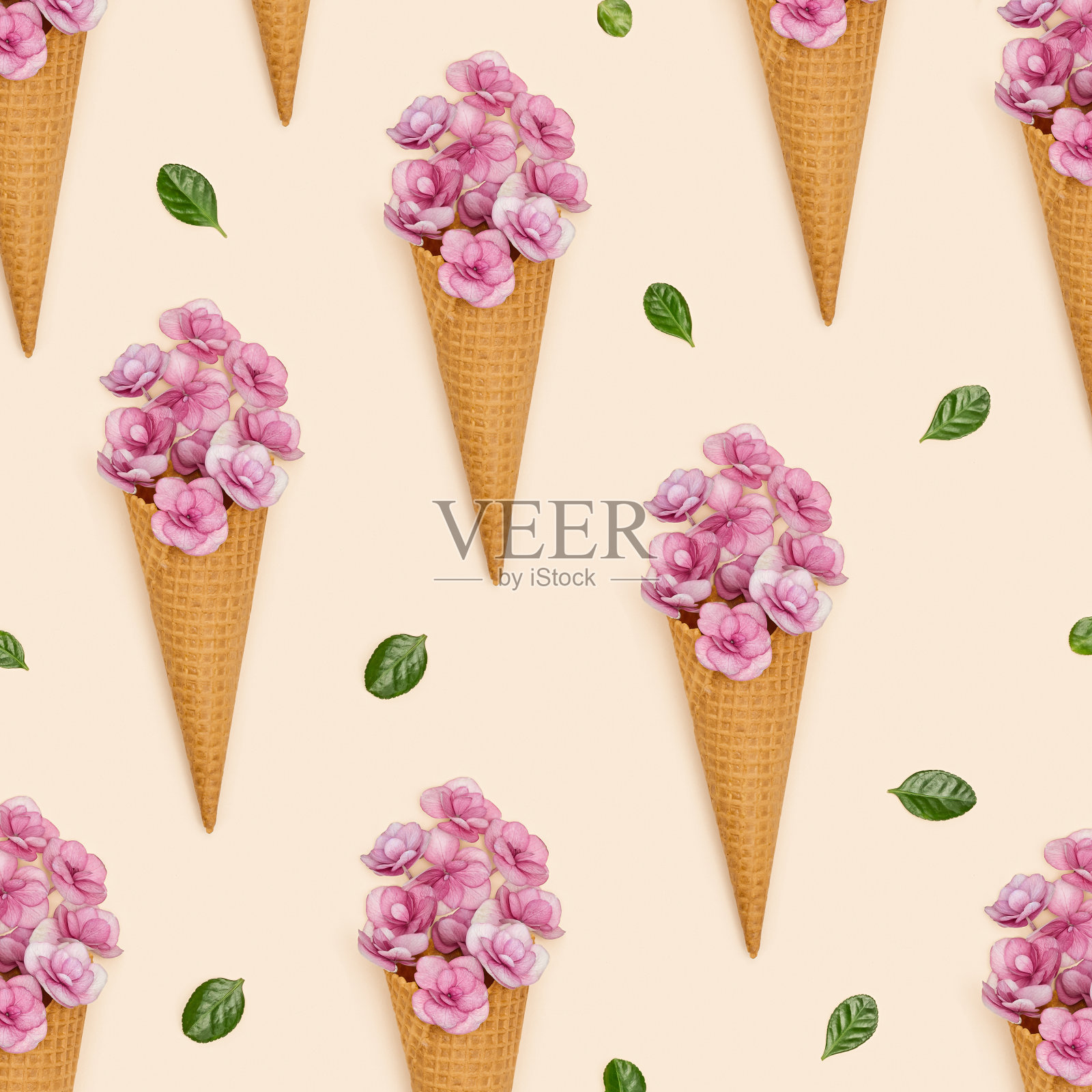 图案与华夫蛋筒馅小粉红花和绿叶周围。最小的夏天的概念照片摄影图片