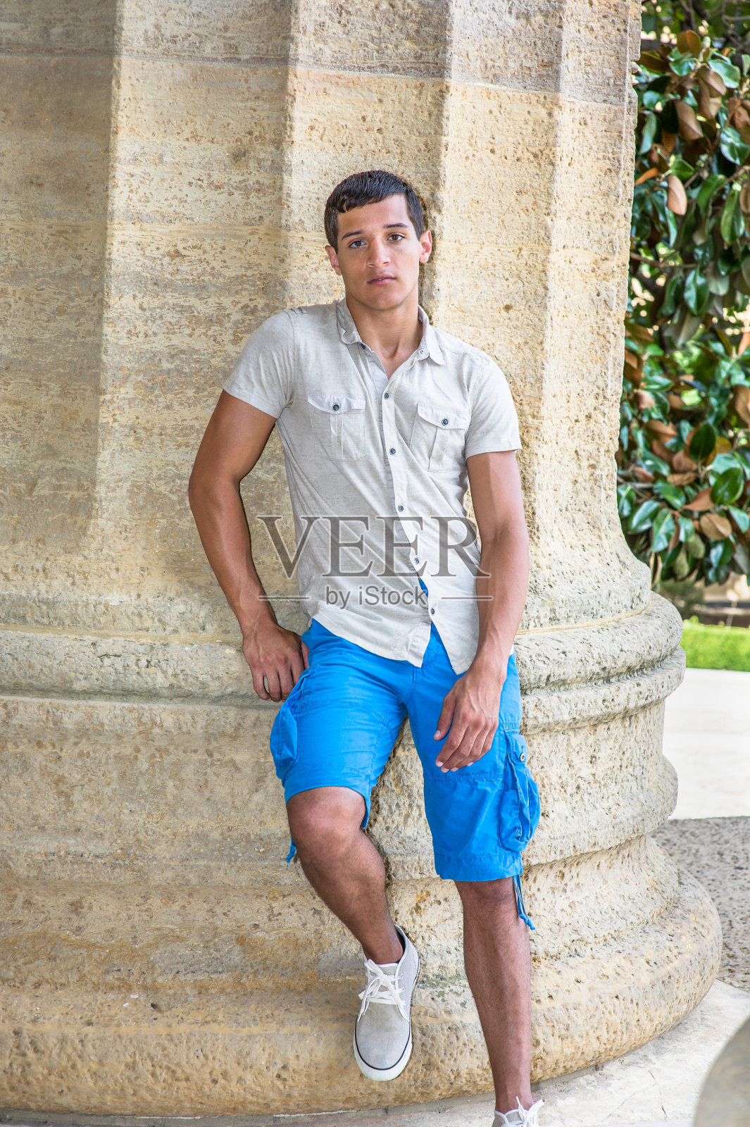 在炎热的夏天，年轻人在户外放松照片摄影图片