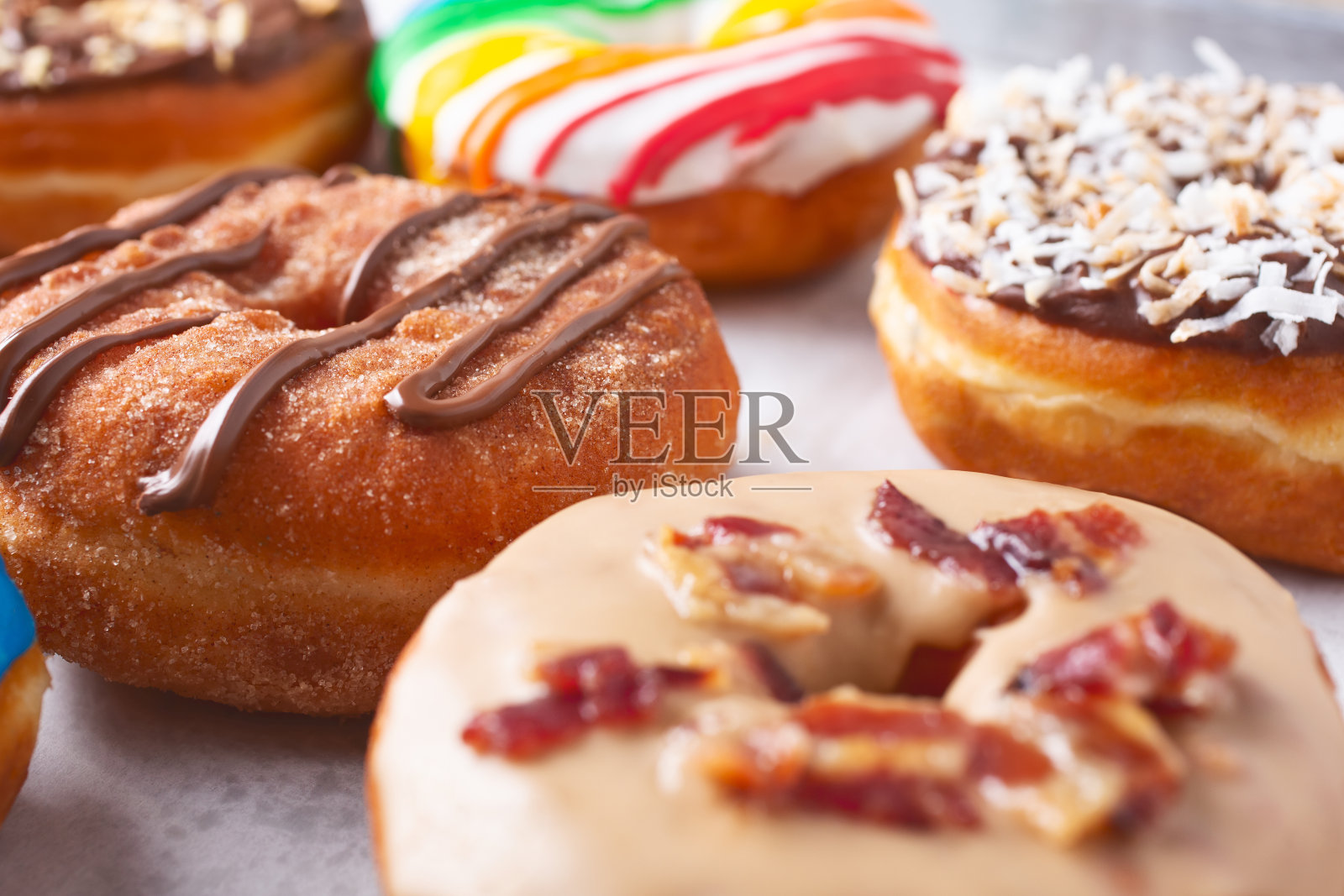 什锦甜甜圈，枫糖培根照片摄影图片