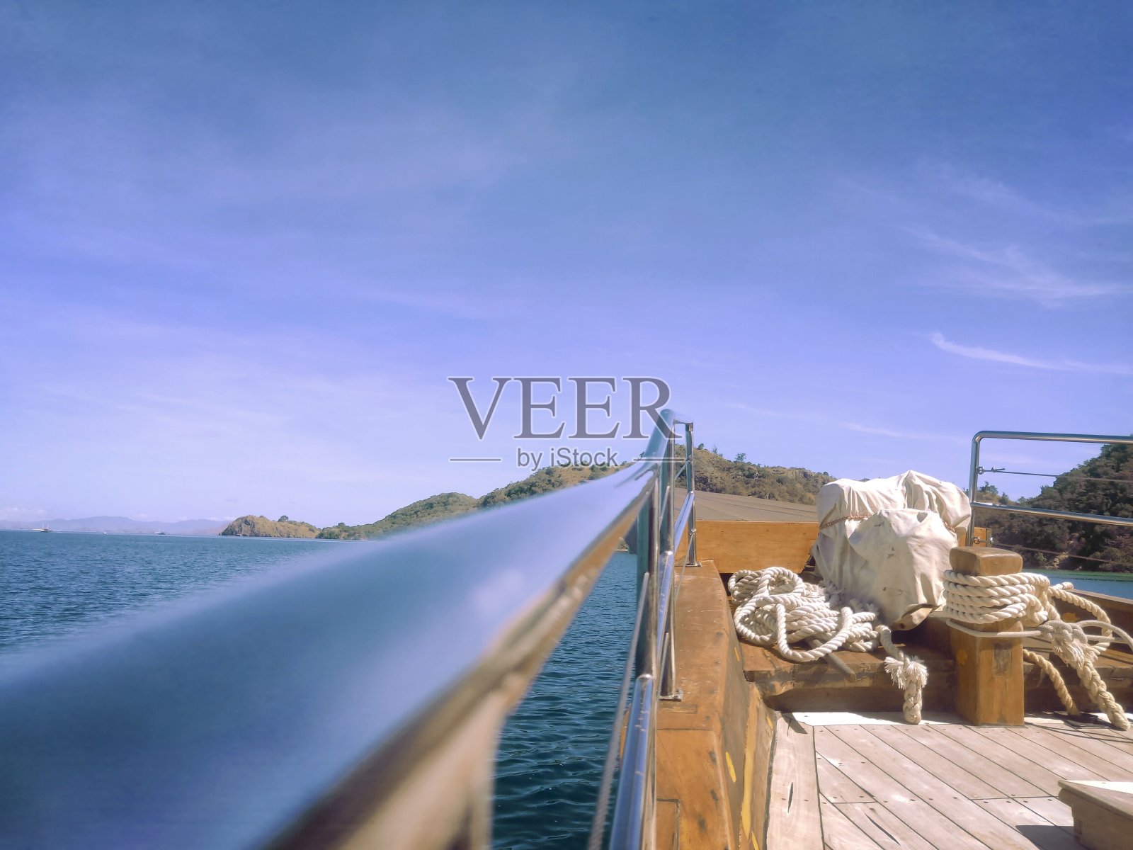 船舶依托照片摄影图片