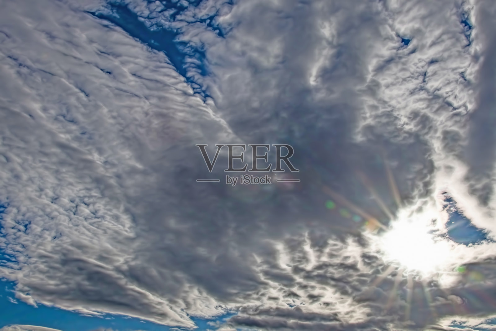 清晨天空中戏剧性的云照片摄影图片