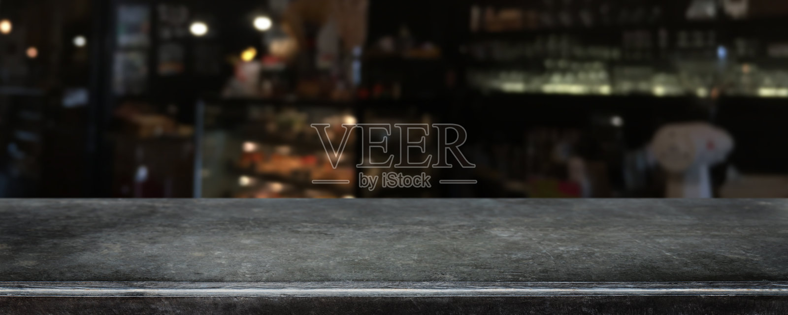 空的黑色大理石石材桌面和模糊的咖啡店，咖啡馆和餐厅的内部背景-可以用来展示或蒙太奇您的产品。照片摄影图片
