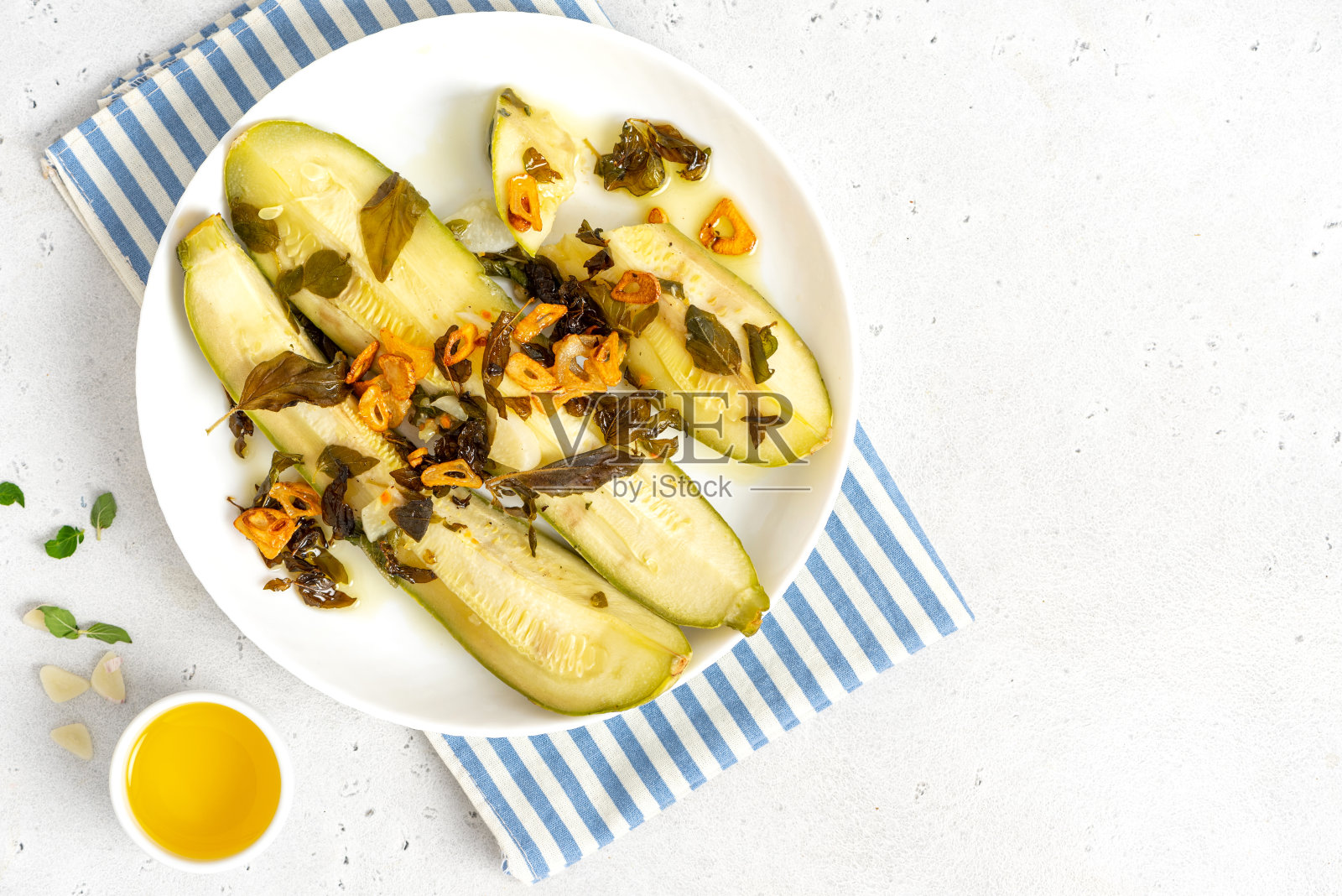 炖西葫芦与香草和大蒜照片摄影图片