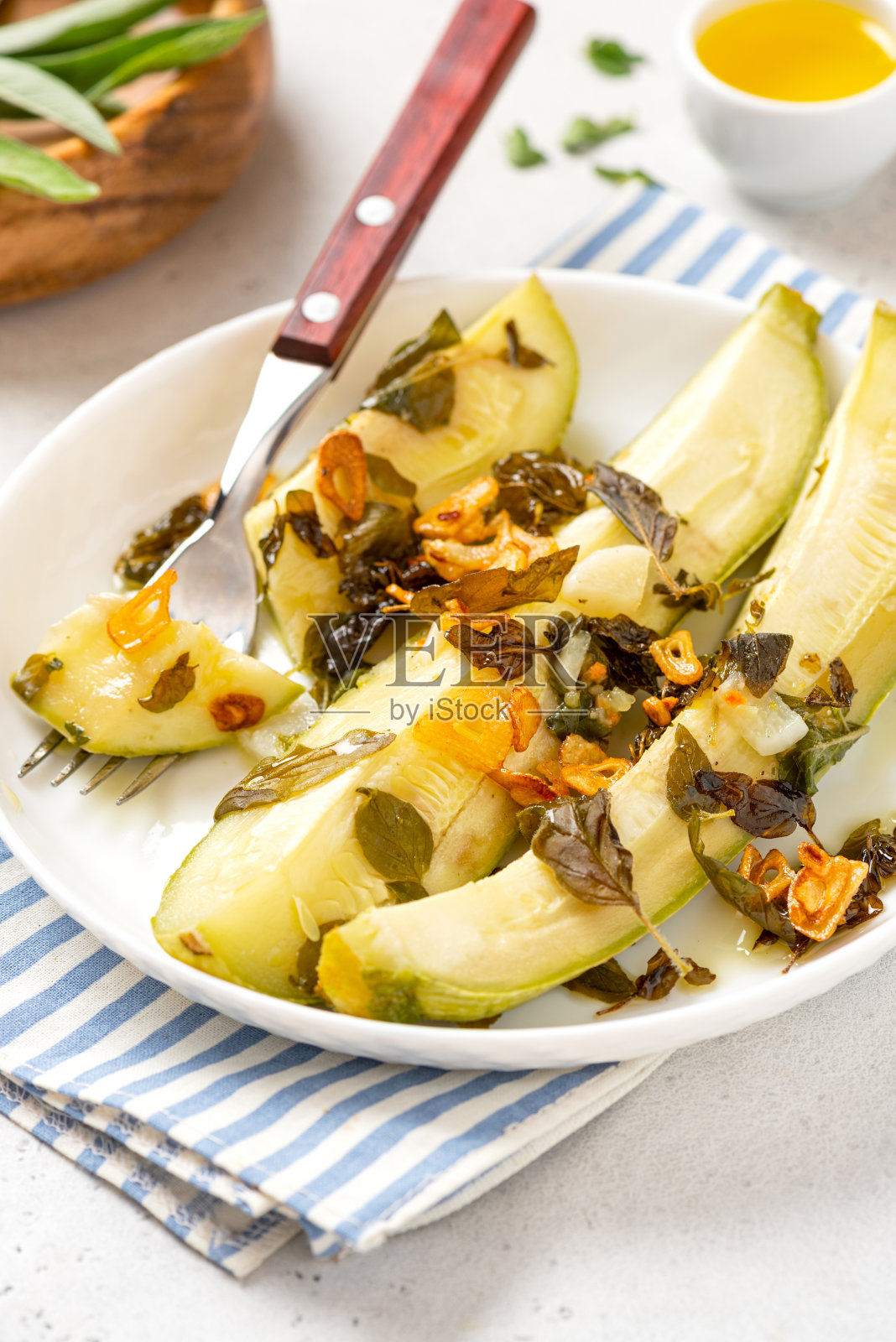 炖西葫芦与香草和大蒜照片摄影图片