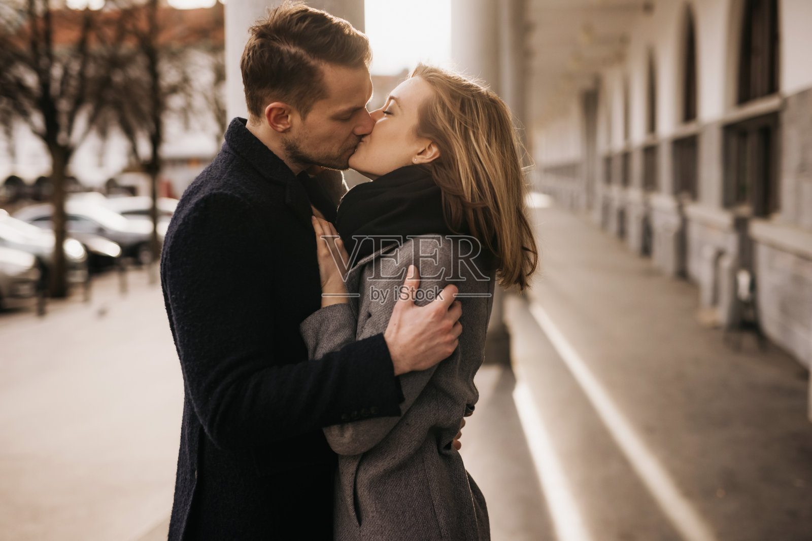 美丽的年轻夫妇在一个历史悠久的城市环境中热烈地接吻照片摄影图片