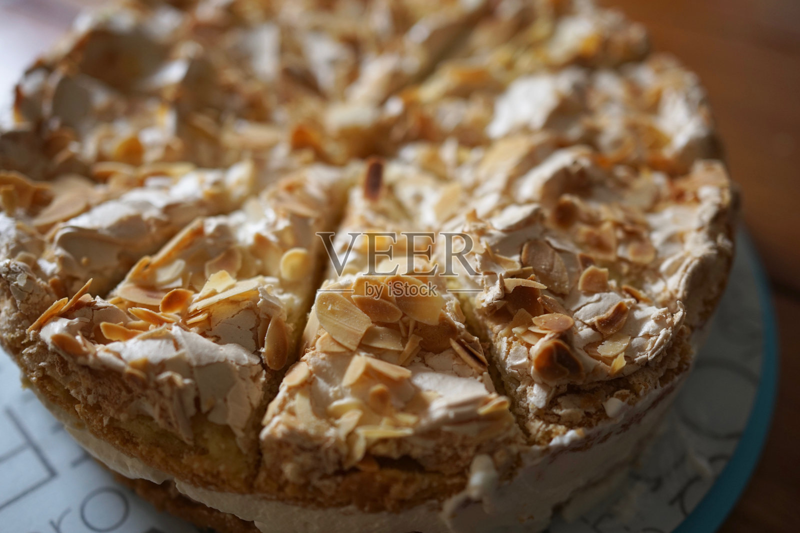 这是醋栗蛋白派的特写照片摄影图片