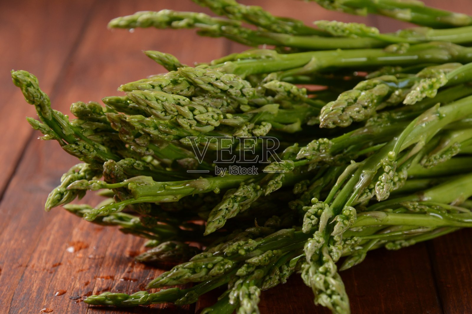 芦笋。 木桌背景上的新鲜绿色芦笋照片摄影图片