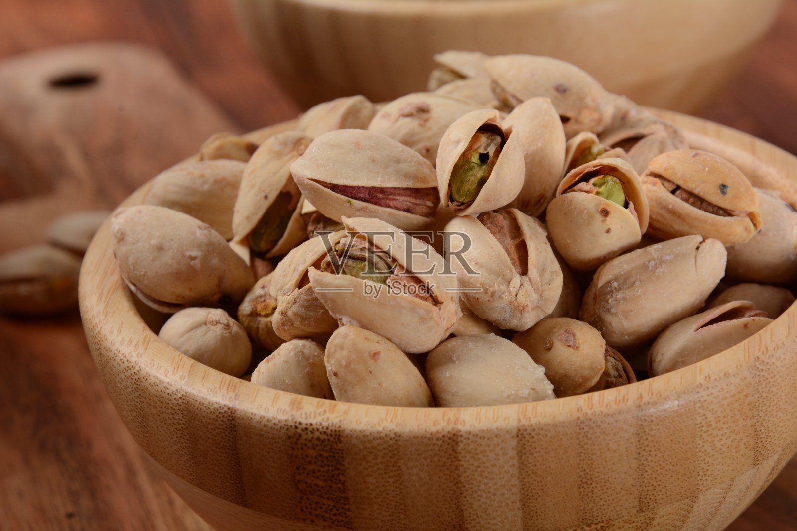 木碗中的开心果，开心果堆，碗中烤开心果照片摄影图片