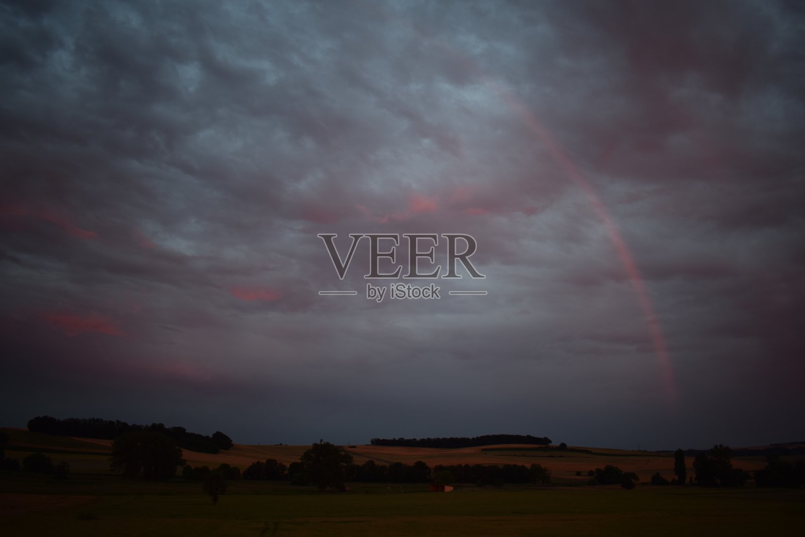 黑暗雷雨云中的彩虹照片摄影图片