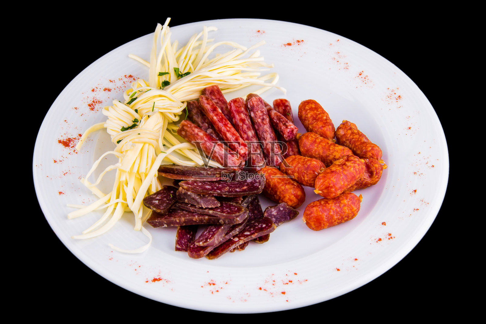 啤酒开胃菜:塞西尔奶酪，皮科里尼香肠，苏爵，乔基。配上美味的烟熏香肠片照片摄影图片