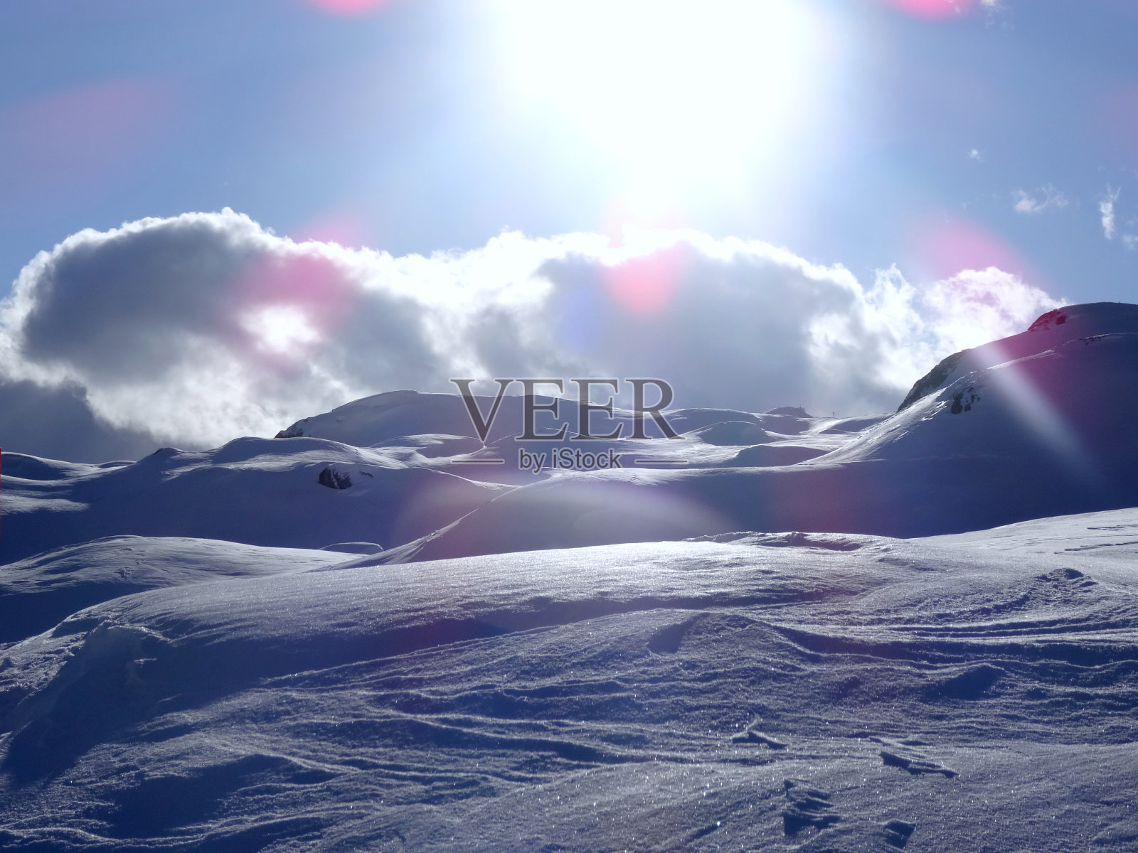 美丽的冬季风景在山上照片摄影图片