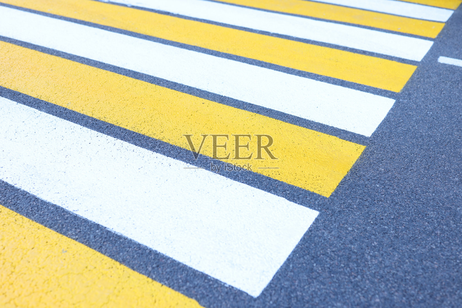 特写白色和黄色条纹在灰色沥青背景照片摄影图片