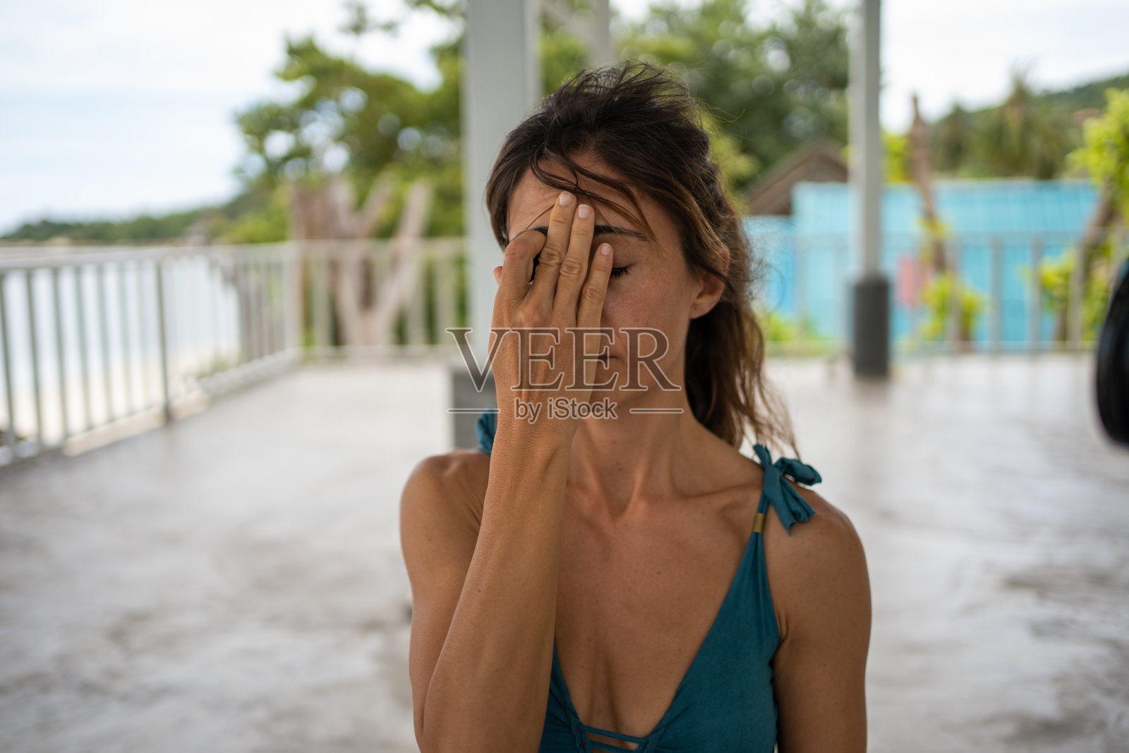 在皮肤上涂抹精油的女人照片摄影图片
