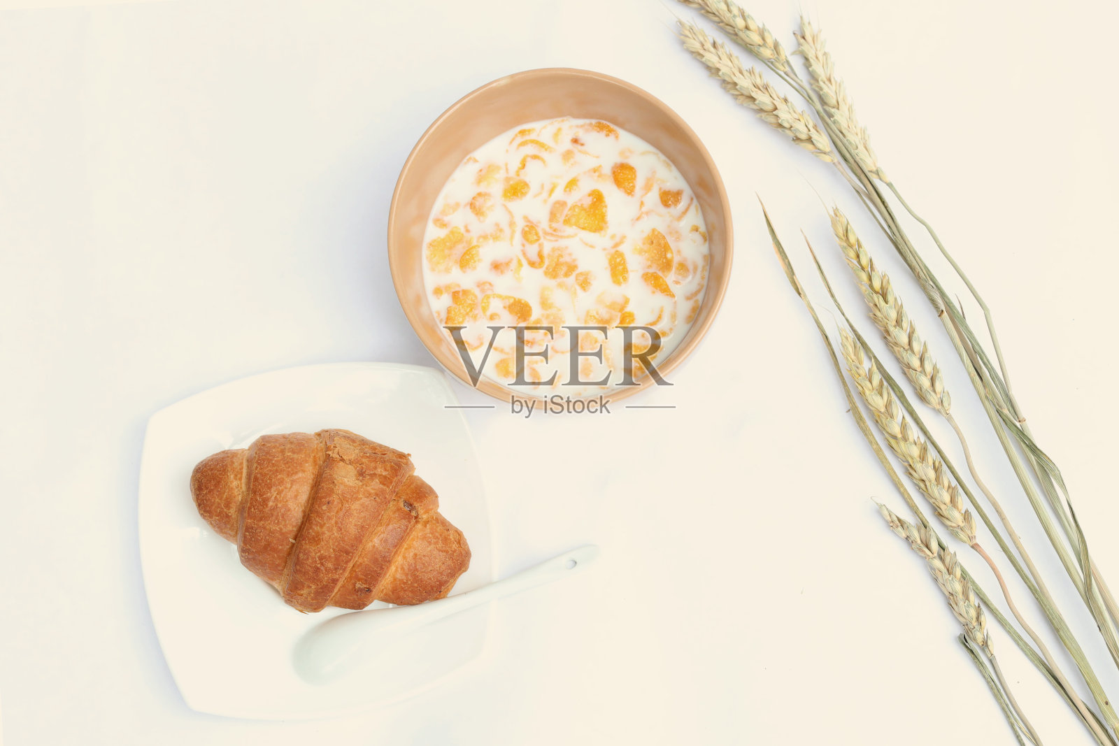 早餐有牛奶麦片和新鲜羊角面包照片摄影图片