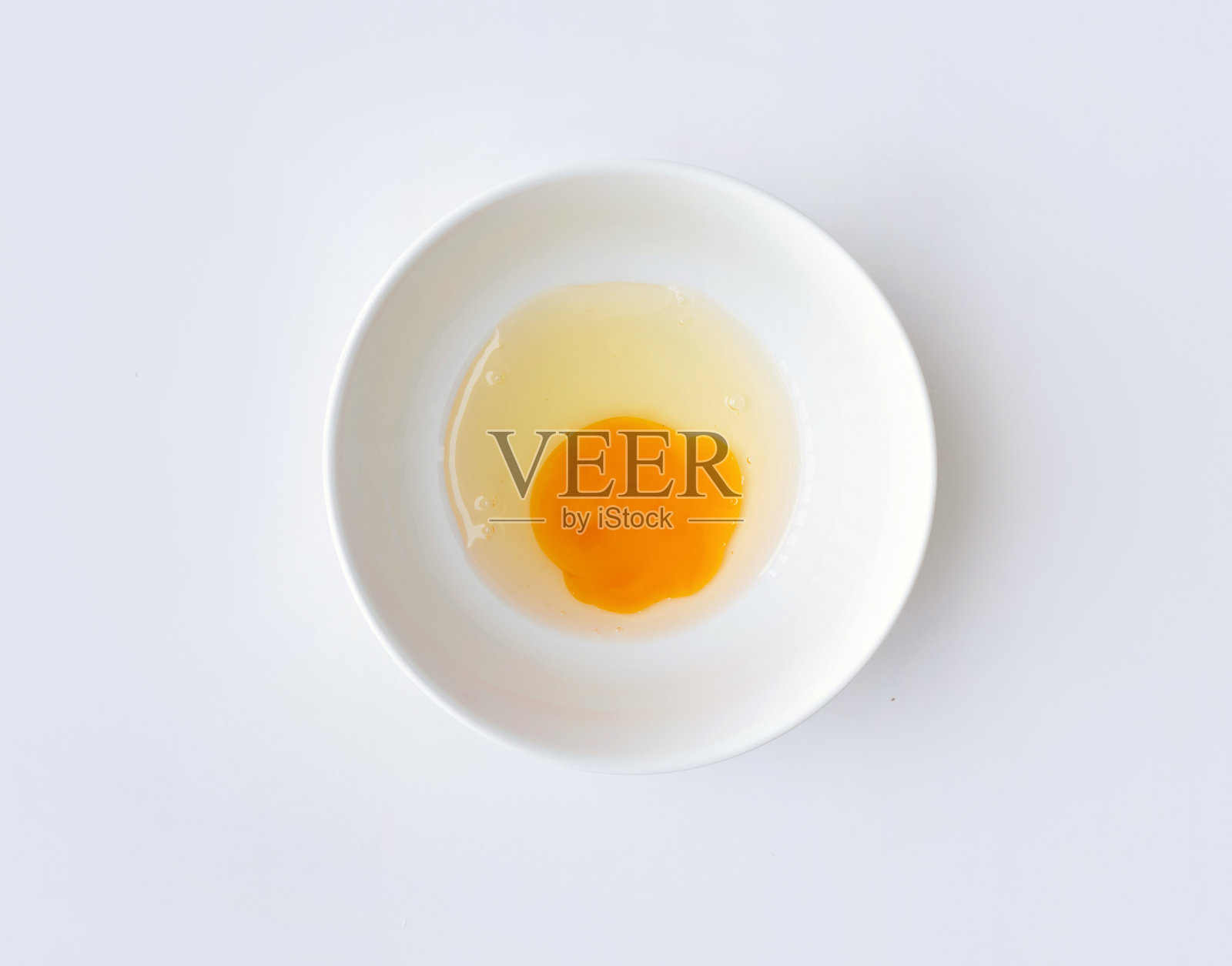 新鲜的生蛋黄。在白色背景上分离的烹饪食物成分。照片摄影图片