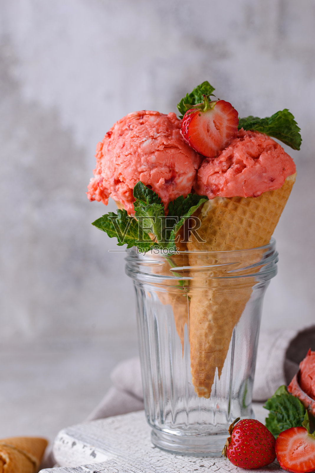 华夫蛋筒草莓冰淇淋照片摄影图片