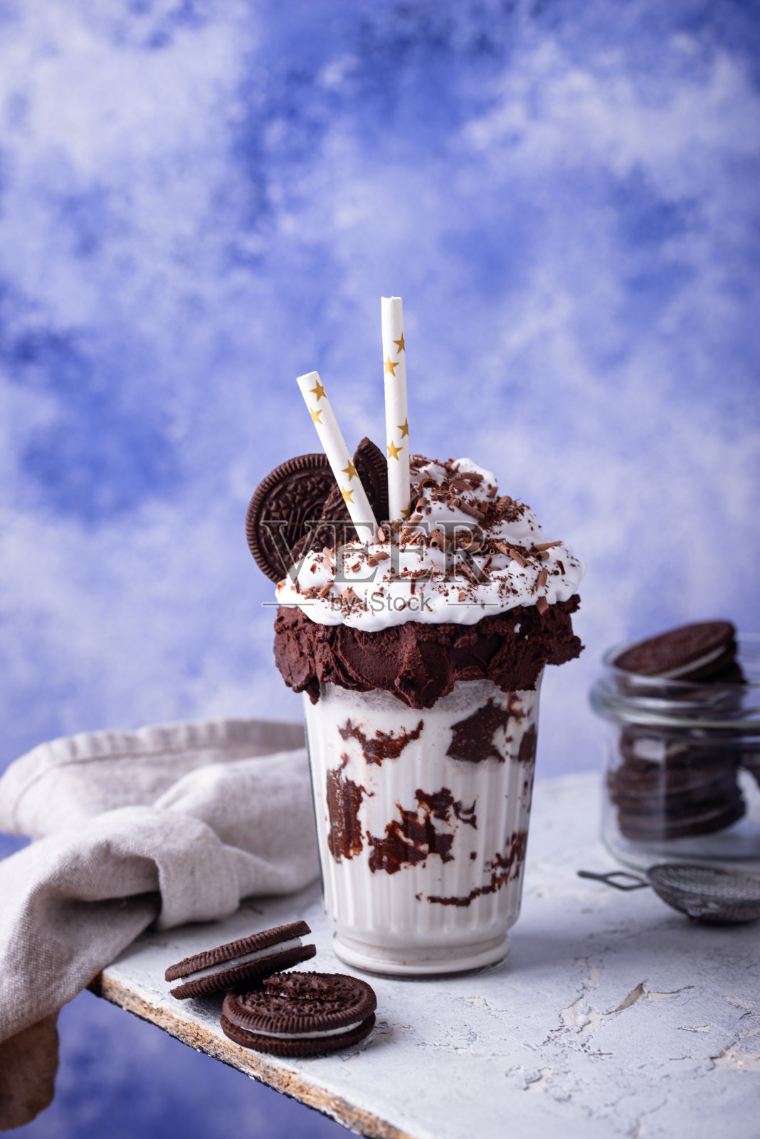 加鲜奶油的甜奶昔照片摄影图片