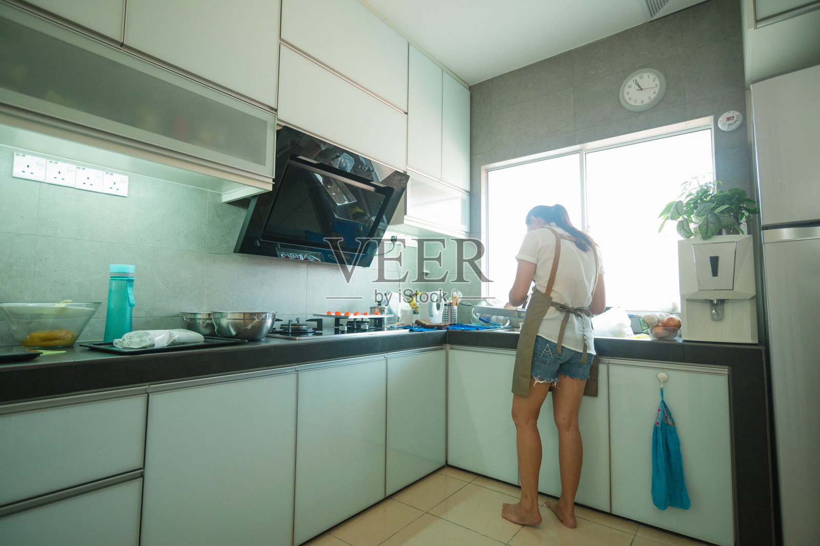 一位亚洲华人妇女在家里揉着食谱中的配料照片摄影图片