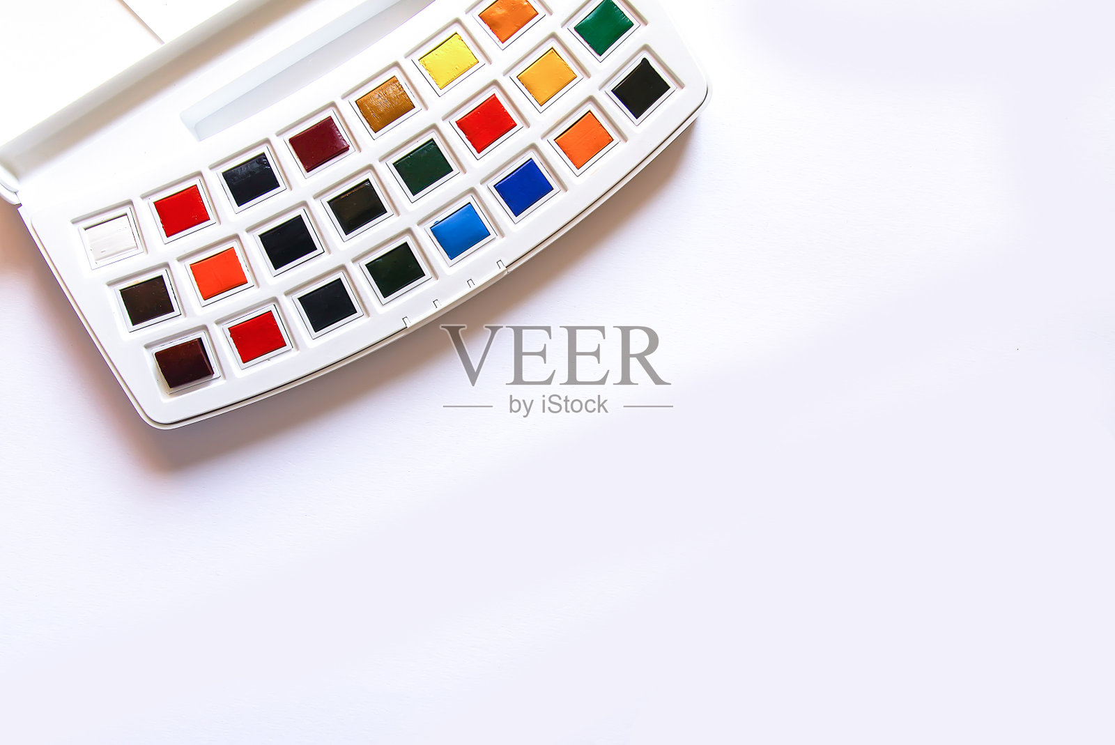 水彩颜料在白色背景上。平躺，俯视图照片摄影图片