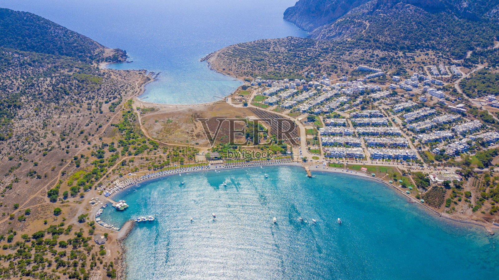 天山海岸线和岛屿部分与蓝色地中海无人机从梅尔辛，土耳其照片摄影图片