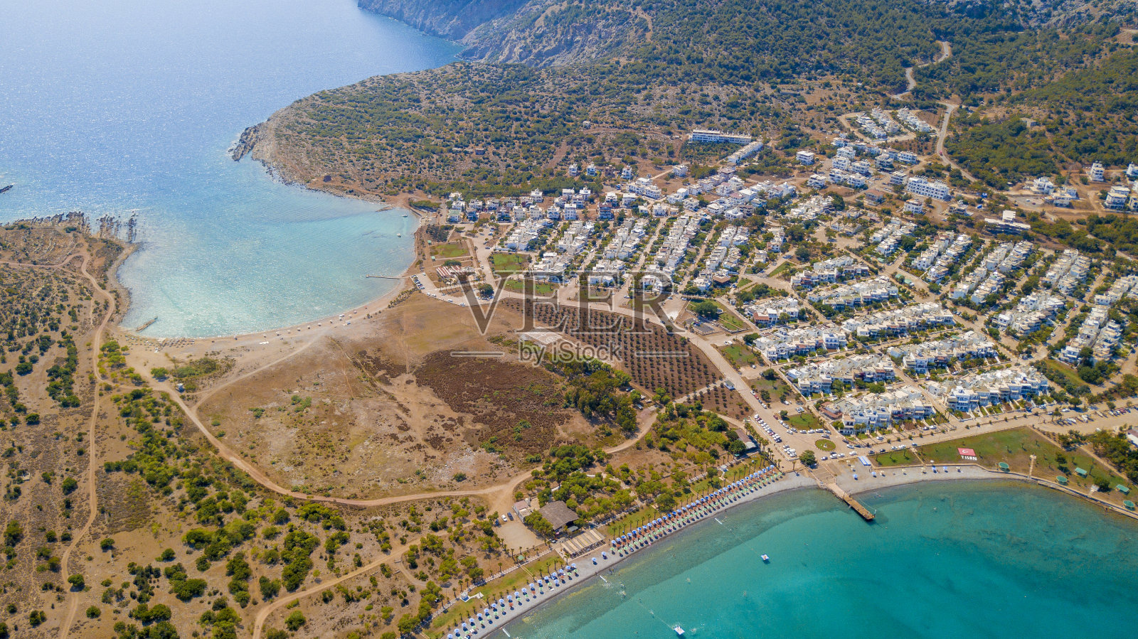 天山海岸线和岛屿部分与蓝色地中海无人机从梅尔辛，土耳其照片摄影图片