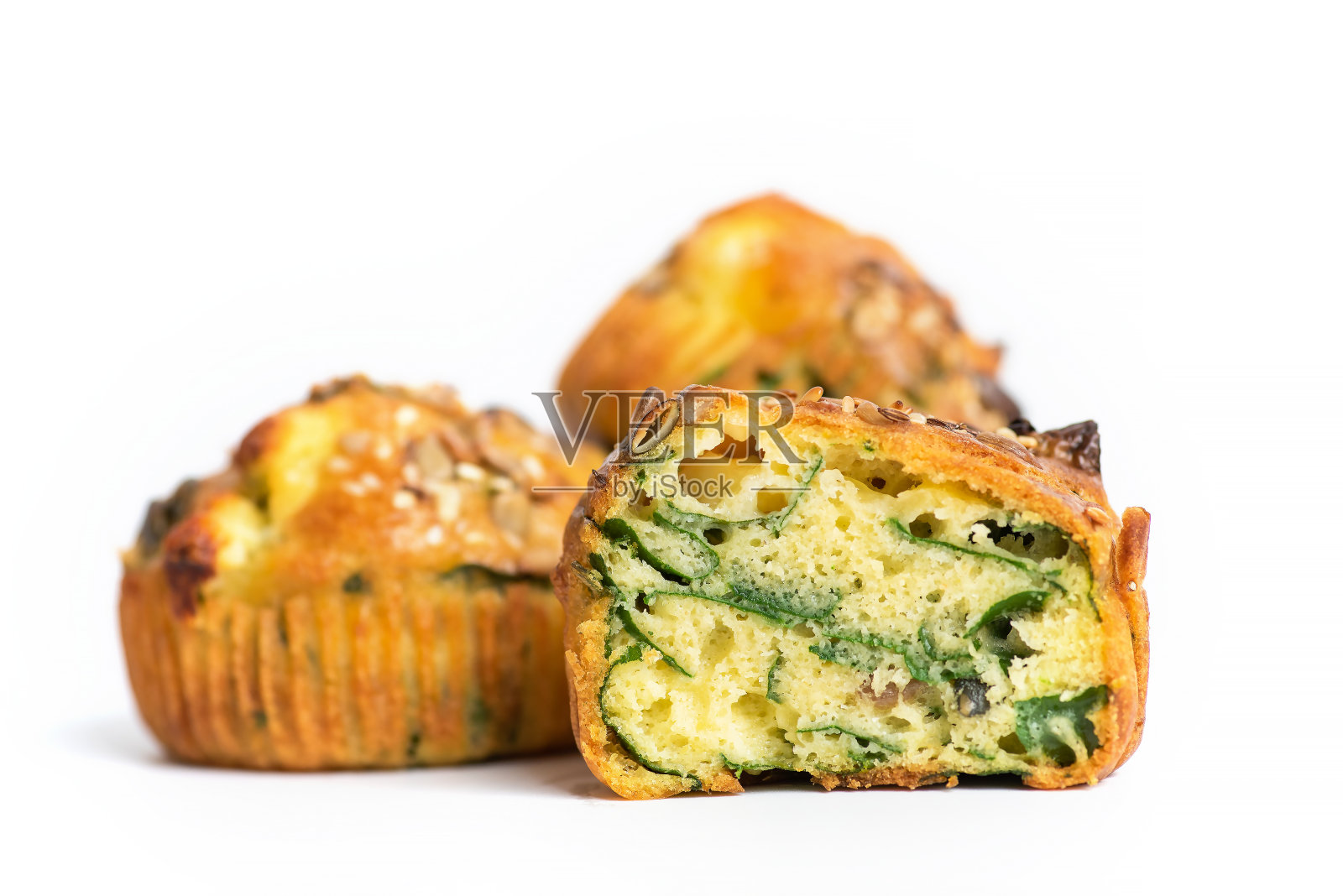 松饼配鸡蛋、菠菜、土豆和奶酪。健康食品的概念。照片摄影图片