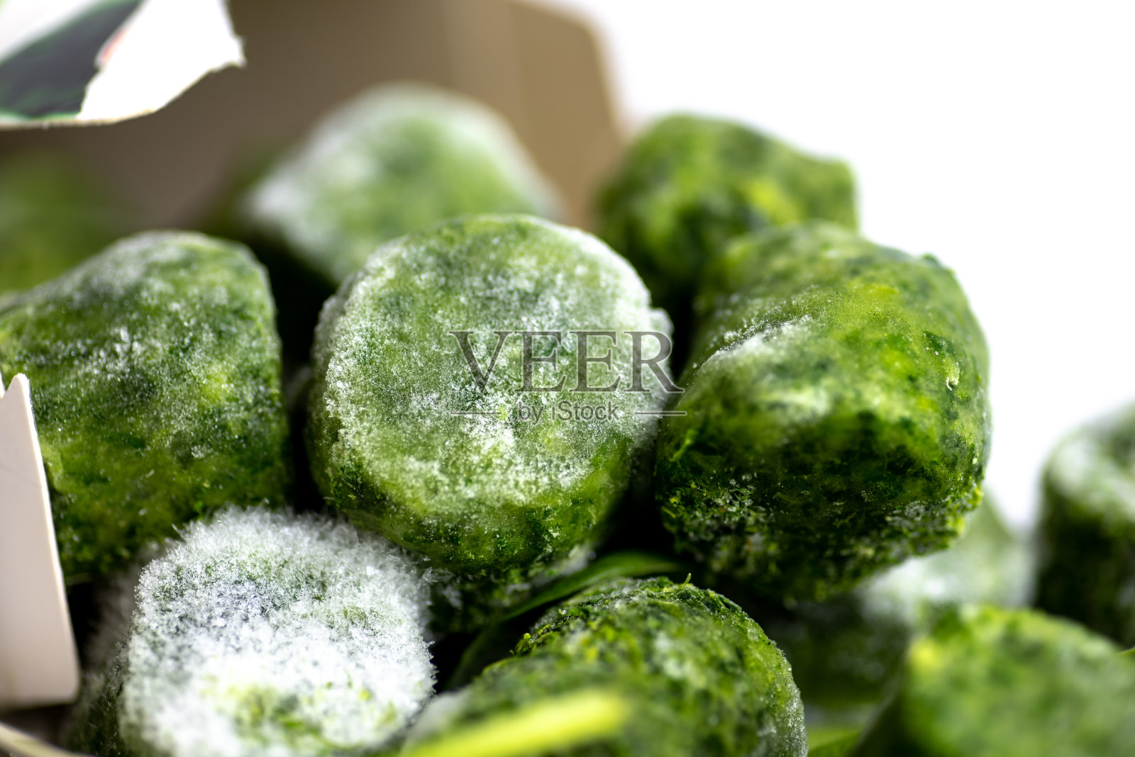 冷冻菠菜方块在包装盒上白色背景孤立照片摄影图片