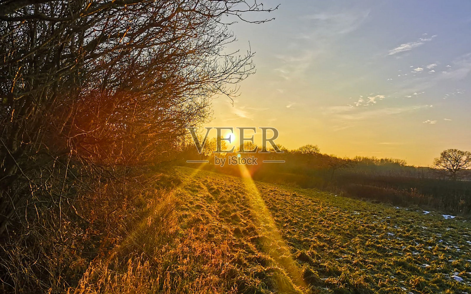 夕阳的余晖洒遍乡间照片摄影图片