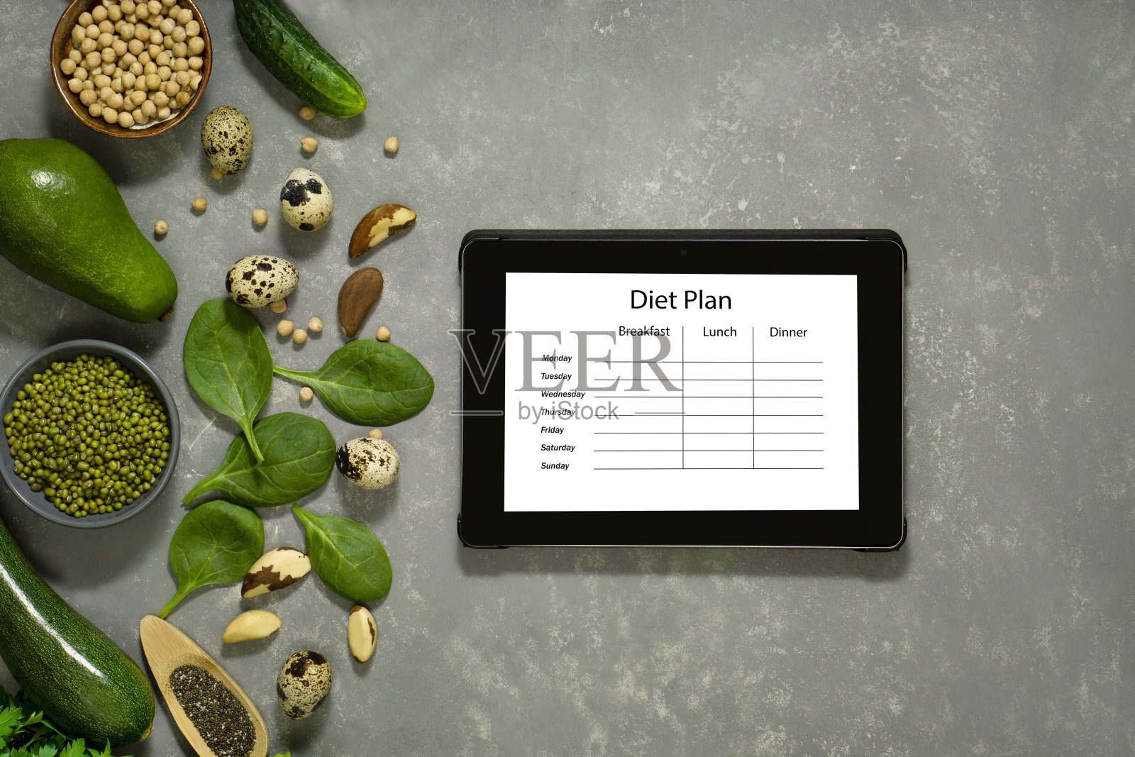 饮食计划与绿色和新鲜蔬菜的药片照片摄影图片