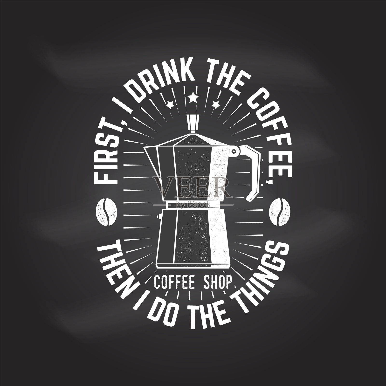 首先，我喝咖啡，然后我做事情。用于标识、徽章模板。向量。字体设计与咖啡机轮廓在黑板上。插画图片素材